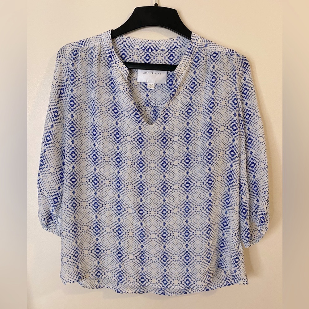 Amour Vert 100% silk Geometric Blue and White Blouse size medium